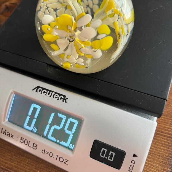 Handcrafted 60/70’s Glass Paperweight With Yellow & White Flower Design - Picture 10 of 10